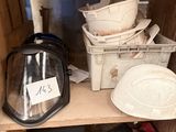 beaucoup de vaisselle sale sur l'étagère de la cuisine