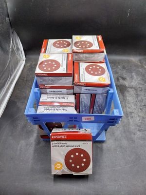 de nombreuses boîtes de biscuits posées sur un tapis roulant
