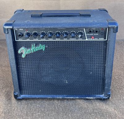 un gros plan d'un amplificateur de guitare posé sur un tapis