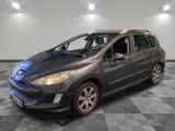 la photo d'une voiture garée dans un garage