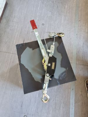 une photo en noir et blanc représentant une paire de ciseaux posée sur une feuille de papier