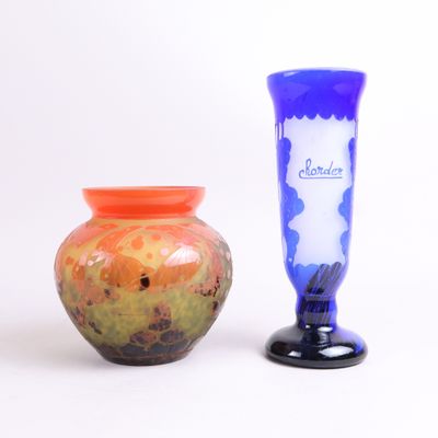 deux vases posés l'un à côté de l'autre sur une surface blanche