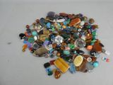un tas de perles de verre de toutes sortes posées sur une table