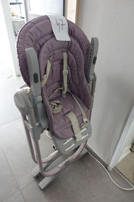 un siège pour bébé qui se fixe à une chaise haute