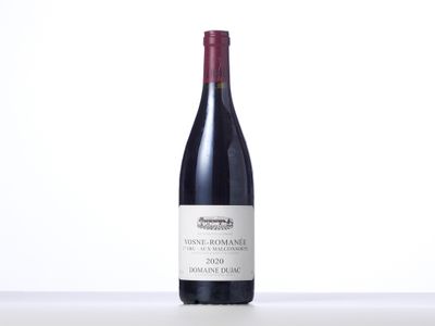 une bouteille de vin rouge posée sur une table