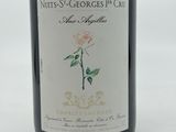 une bouteille de vin posée sur une table
