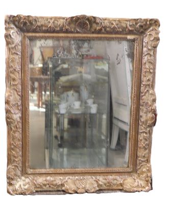un miroir accroché au mur de la pièce