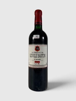 la bouteille de vin rouge est posée sur une surface blanche