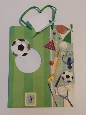 une photo d'un sac orné d'un motif sur le thème du football