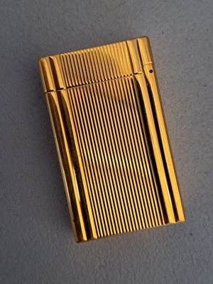 un briquet posé sur une table