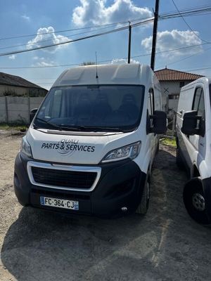 deux camionnettes garées l'une à côté de l'autre dans un parking