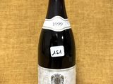 une bouteille de vin posée sur une table