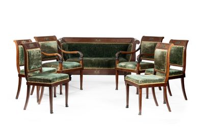 six chaises et un canapé dans une pièce