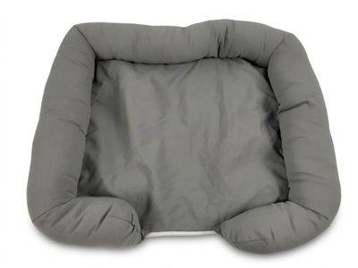 Le panier pour chien est fabriqué dans un tissu gris épais.