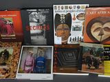 plusieurs livres exposés sur une table avec un fond noir