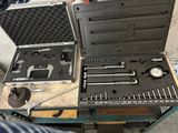 un homme qui tient un coffret à outils posé sur une table