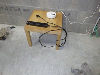 une petite table sur laquelle se trouvent une tasse et une assiette de présentation