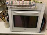 un micro-ondes posé sur une étagère dans une cuisine