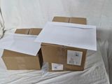 trois boîtes aux lettres posées sur une feuille de papier blanc