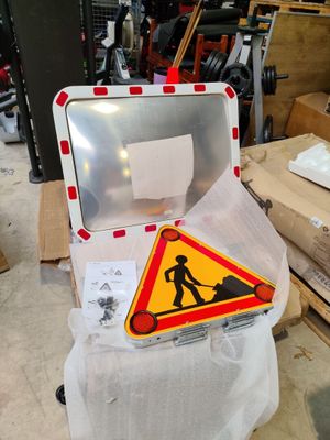 une boîte sur laquelle est posée une étiquette, posée par terre