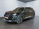 Le nouveau SUV Peugeot est exposé dans un showroom