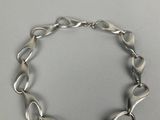 un gros plan d'un bracelet en argent posé sur une table