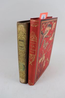 deux livres posés côte à côte sur une table