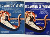 deux livres posés l’un à côté de l’autre sur un lit