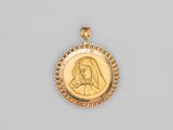 une médaille en or représentant la Vierge Marie et l'Enfant Jésus