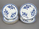 deux assiettes bleues et blanches ornées de motifs floraux