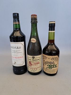 trois bouteilles de vin posées sur une table, l'une à côté de l'autre