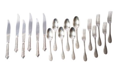 beaucoup de fourchettes et de cuillères sur la table