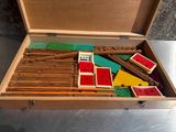 une boîte en bois remplie de différents types de jouets en bois