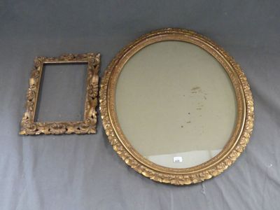 un miroir et un cadre photo posés sur un lit