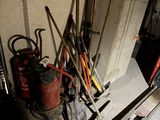 beaucoup d'outils qui traînent par terre dans le garage