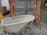une brouette au milieu d'un bâtiment en travaux