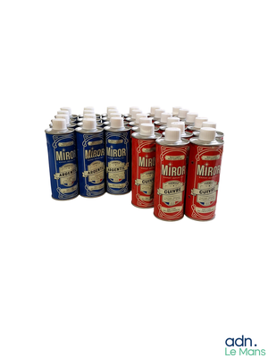 Plusieurs boîtes de lait sont alignées sur une surface blanche