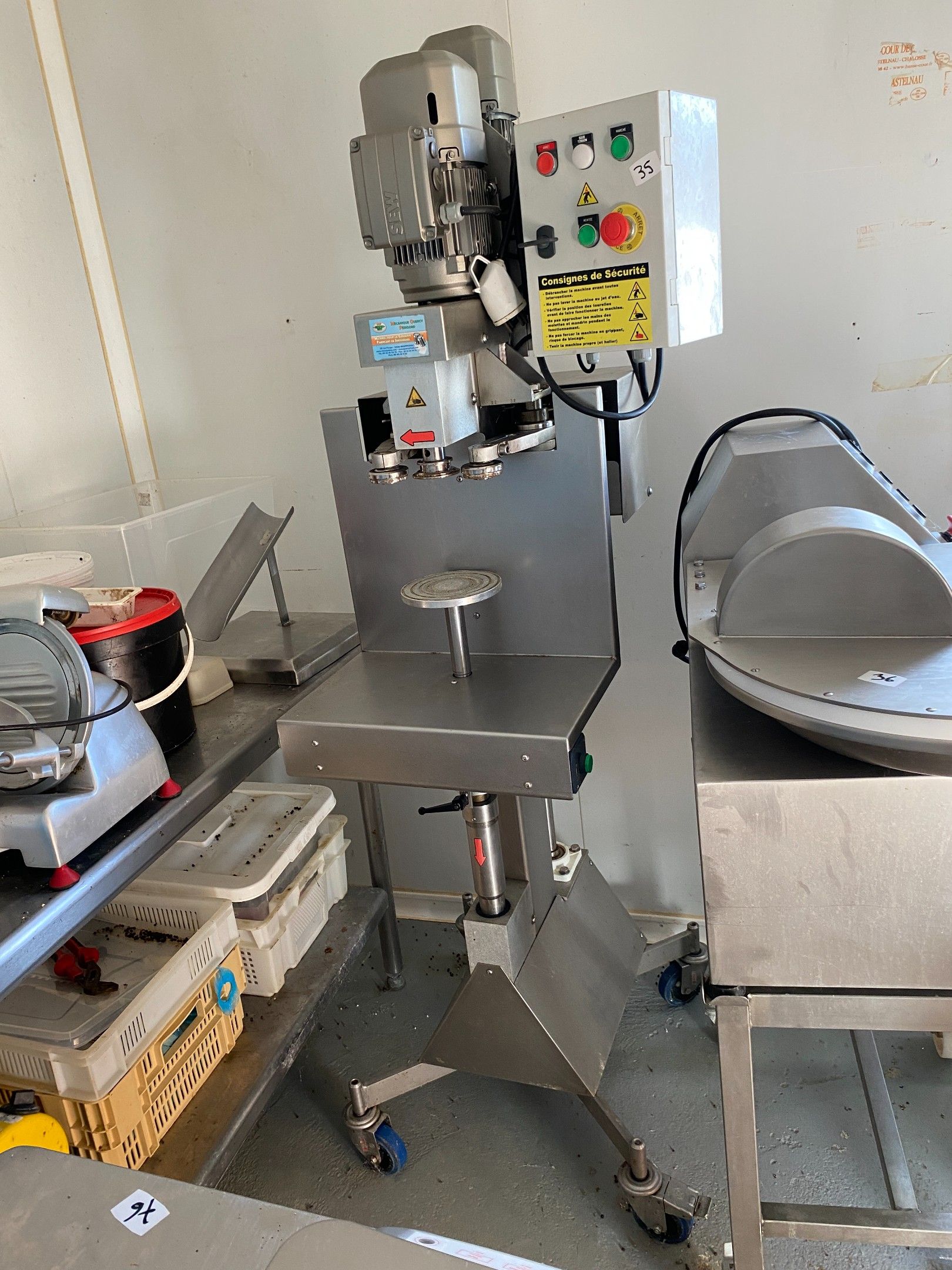 Une sertisseuse automatique MQP