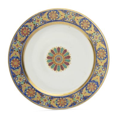 une image représentant une assiette ornée d'un motif floral