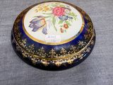 une boîte bleue et dorée décorée de fleurs peintes