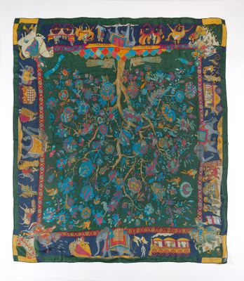 une image représentant une tapisserie verte, bleue et jaune sur laquelle figure un arbre de vie