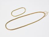 un ensemble composé d'un collier et d'un bracelet en or sur fond blanc