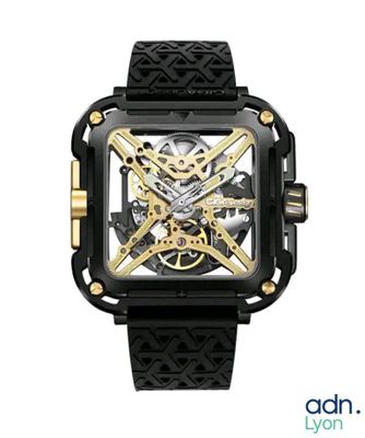 une image représentant une montre noire et dorée sur fond blanc
