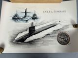 le dessin d'un sous-marin sur une feuille de papier, à côté d'une pièce de monnaie