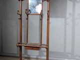 un miroir et un porte-manteau dans un coin de la pièce