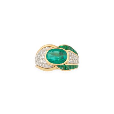 une bague en émeraude et diamant