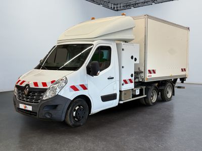 un camion blanc garé dans une pièce