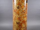 un grand vase contenant des fleurs orange et jaunes