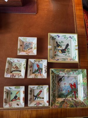 une table sur laquelle se trouvent plusieurs assiettes et bols