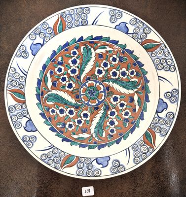 une assiette ornée d'un motif posée sur une table